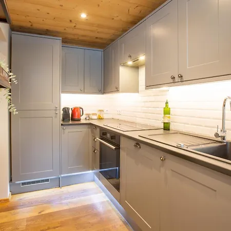Cosy 2 Bed Situated In Old Town דירה *
