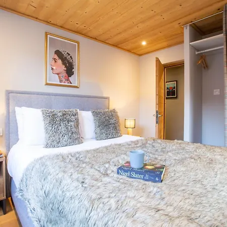 Cosy 2 Bed Situated In Old Town דירה *